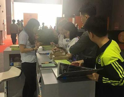 廣州白云技校《市場調查》課走進廣州保利世貿博覽館 廣告設計的實踐探索